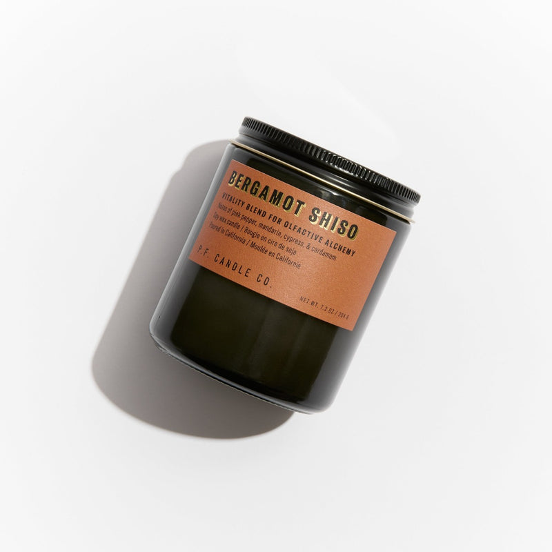 Bergamot Shiso duftlys som bidrar til følelsen av energi og mer vitalitet fra P.F. Candle Co. 